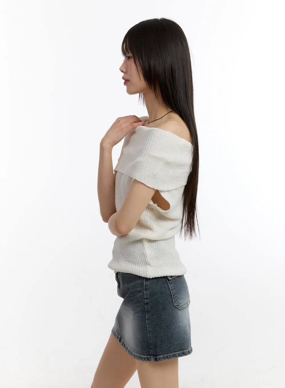 Off-Shoulder Sleeveless Knit Top CA509