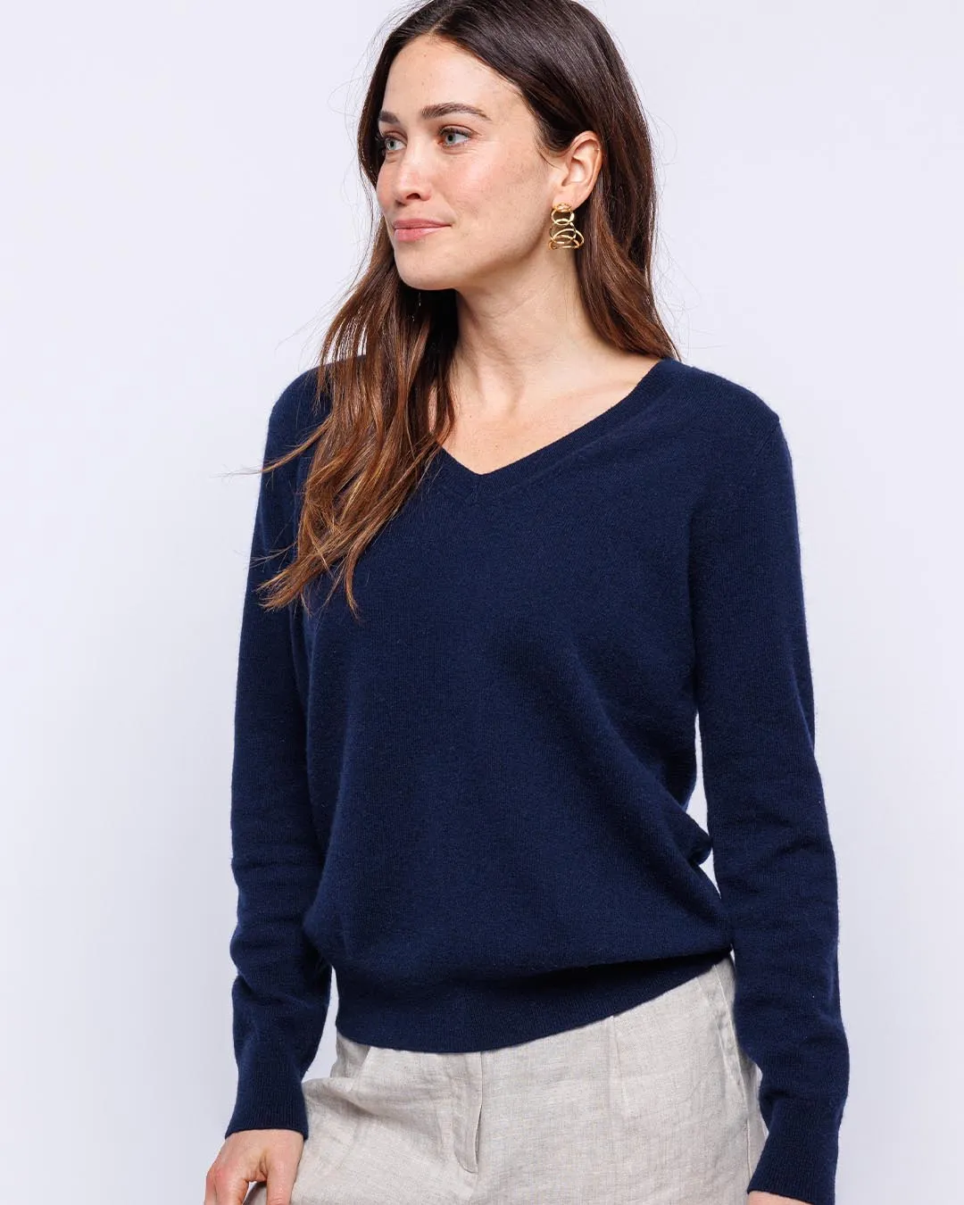 Womans Essential Cashmere V-Neck Sweater in Navy - order size down, runs large